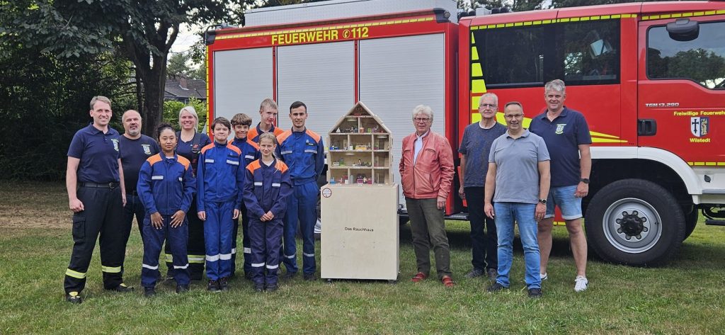 Gruppenbild bei Übergabe des Rauchhauses