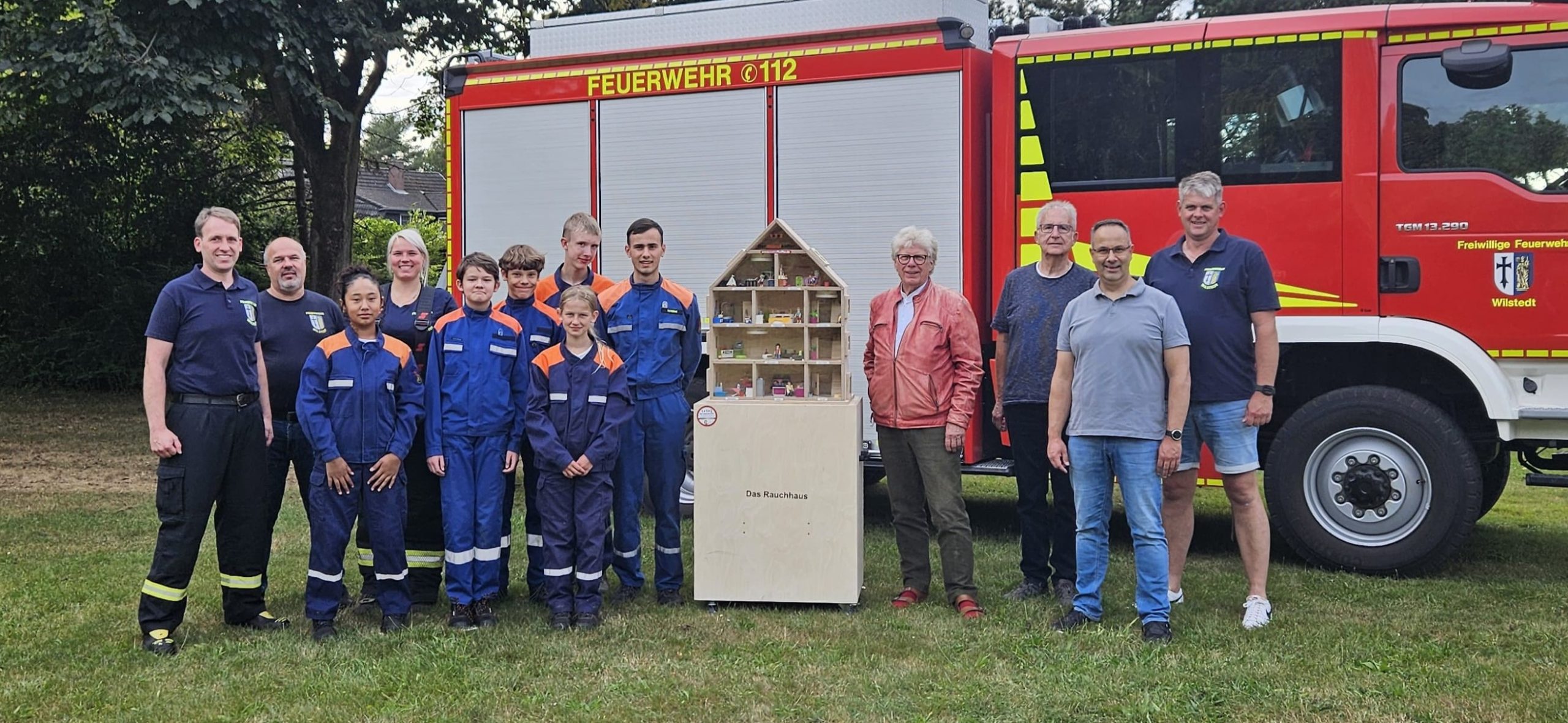 Gruppenbild bei Übergabe des Rauchhauses